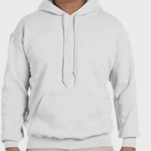 K&ouml;nnte beinhalten: Ein wei&szlig;er Kapuzenpullover mit einer Vordertasche und Kordelz&uuml;gen. Das lang&auml;rmlige Kleidungsst&uuml;ck ist aus einem weichen Material gefertigt und eignet sich f&uuml;r Freizeitkleidung. Der Hoodie ist einfarbig und hat eine lockere Passform.