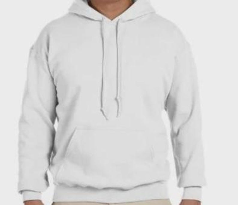 K&ouml;nnte beinhalten: Ein wei&szlig;er Kapuzenpullover mit einer Vordertasche und Kordelz&uuml;gen. Das lang&auml;rmlige Kleidungsst&uuml;ck ist aus einem weichen Material gefertigt und eignet sich f&uuml;r Freizeitkleidung. Der Hoodie ist einfarbig und hat eine lockere Passform.