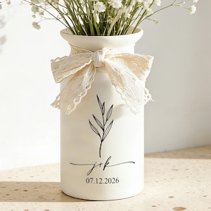 Könnte beinhalten: Eine weiße Keramik-Tasse mit schwarzem Henkel und dem Text "But First, Coffee" in fetter, schwarzer Schrift. Die Tasse ist mit einer dunklen Flüssigkeit gefüllt, wahrscheinlich Kaffee, und steht auf einer hellen Oberfläche.