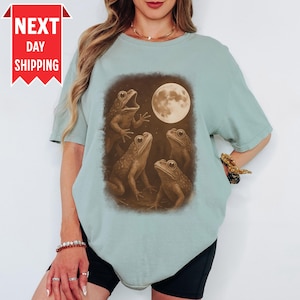 Frogs Howling To Moon Comfort Colors® Vintage Style Tshirt, Retro Funny Frog Shirt, Weird Mystical Toad Shirts, Frog Lovers Gag Gift Hoodie