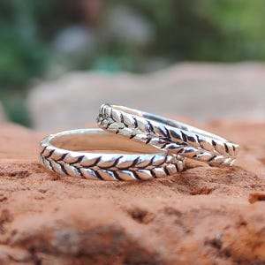 Flätad stapelbar ring i 925 sterlingsilver, set om 2, oxiderade vetemönster, elegant silverstapelring, minimalistiska smycken, AartiJewellers