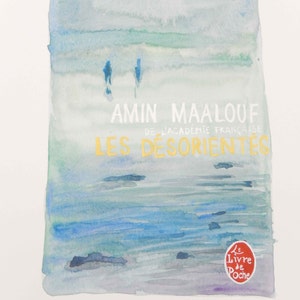 Peut inclure: Une peinture à l'aquarelle d'un paysage marin aux couleurs bleu clair et vert. Le titre "Amin Maalouf De L'Academie Francaise Les Desorienties" est écrit en blanc sur la peinture. Un cercle rouge avec le texte "Le Livre De Poche" se trouve dans le coin inférieur droit.