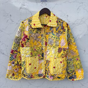 Chaqueta de algodón acolchada hecha a mano con retazos, de estilo bohemio floral.