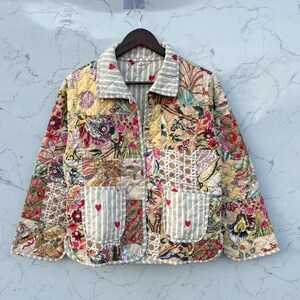 Chaqueta de algodón acolchada hecha a mano con retazos, de estilo bohemio floral.