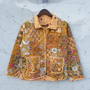 Chaqueta acolchada hecha a mano con retazos florales, arte textil indio de Asia Central.