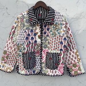 Veste patchwork matelassée, veste en coton fleuri, manteau bohème style Kantha, veste à superposer artistique, veste tendance