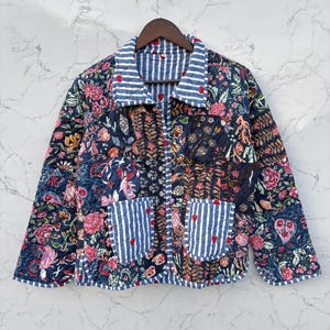 Veste patchwork matelassée, veste bohème fleurie en coton, manteau style Kantha, veste artistique et originale, superposition unique