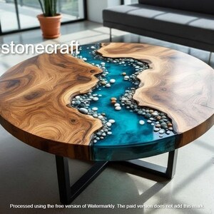 Ronde salontafel met live-rand, blauwe epoxyhars, rivier, kuststeenstrand
