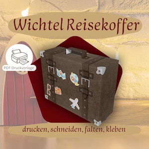 Könnte beinhalten: Ein brauner Koffer mit Reiseaufklebern, darunter eine Karte, ein Globus und ein Flugzeug. Der Text "Wichtel Reisekoffer" steht über dem Koffer, und "PDF Druckvorlage" befindet sich auf einem weißen Kreis mit einem Druckersymbol.