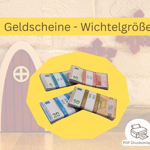 Può includere: Mazzetti di banconote euro giocattolo, con tagli da 5, 10, 20 e 50 euro, sono esposti su uno sfondo giallo. Il testo "Geldscheine - Wichtelgröße" è in alto. Sono visibili anche una piccola porta e un'icona della stampante.