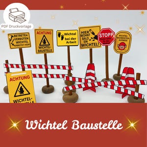Könnte beinhalten: Eine Sammlung von Miniatur-Baustellenschildern und -Barrieren. Die Schilder sind gelb mit schwarzem Text und Symbolen, darunter ein Stoppschild und ein Schild mit der Aufschrift "Wichtel Baustelle". Die Barrieren sind rot-weiß gestreift.