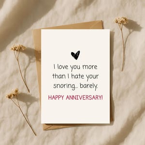 Druckbare sarkastische Jahrestagskarte, Sarkasmus-Karte für Erwachsene, humorvolle Paarbegrüßung, schnarriges romantisches Geschenk, Karte für Mann und Frau