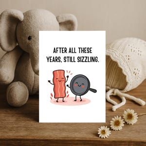 Biglietto d'auguri divertente per l'anniversario, auguri per l'anniversario con pancetta e padella, biglietto con gioco di parole umoristico e sfrigolante - Per coppie, regalo sarcastico per l'anniversario