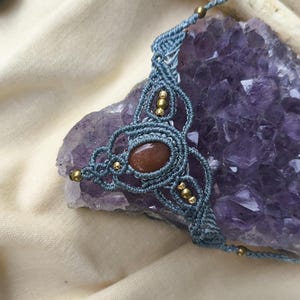 Choker macramè carta da zucchero con pietra del sole e dettagli dorati – Gioiello artigianale
