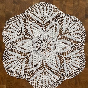 Handmade crochet lace hexagon doily - 38 cm - Central flower motif - Romantic and artisanal decoration