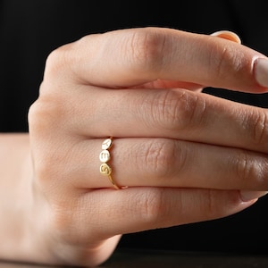 Anillo de plata de ley con inicial personalizado: anillo apilable estampado a mano