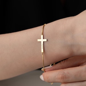 Pulseira de cruz de ouro personalizada: joias com nome cristão e pedra de nascimento