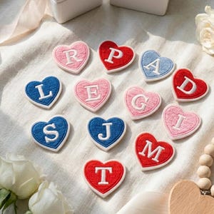 Aangepaste hartletter opstrijkpatch - Gepersonaliseerde alfabetborduurwerk - Coquette Esthetic DIY Decor - Kleine naampatch voor jassen, rugzakken
