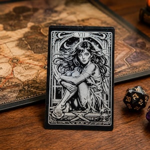 Könnte beinhalten: Eine rechteckige Tarotkarte mit einer schwarz-weißen Illustration einer Person, die an einem Fenster sitzt, mit der römischen Ziffer VII oben. Die Karte zeigt eine Rose, zwei gekreuzte Schwerter und eine Mondsichel in einem detaillierten Stil.