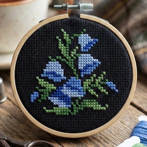 Patrón de punto de cruz de campanilla azul / Punto XStitch de flores silvestres pequeñas / Decoración de pared estilo cottagecore / Mini bordado floral para principiantes (PDF)
