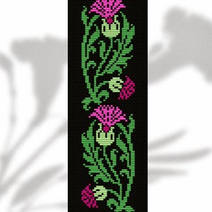 Op de afbeelding: Een kruissteekontwerp met twee gestileerde distelbloemen in roze en groen, tegen een zwarte achtergrond. De bloemen hebben gedetailleerde bloemblaadjes en zijn omgeven door groene bladeren en stelen. Het ontwerp is symmetrisch en verticaal.