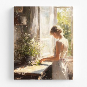 Könnte beinhalten: Leinwanddruck einer Frau in weißem Kleid an einem sonnigen Fenster, die Blumen arrangiert. Das Gemälde verwendet sanfte Farben und Licht, um eine ruhige Szene zu schaffen. Der Stil ist impressionistisch, mit Fokus auf Licht und Schatten.