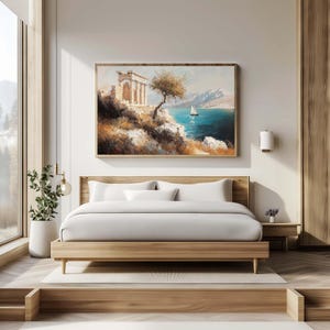 Puede incluir: Una pintura de paisaje enmarcada representa una escena costera con una estructura cl&aacute;sica, un &aacute;rbol y un velero en el agua. La obra de arte cuelga sobre una cama de madera con ropa de cama blanca en un dormitorio moderno.