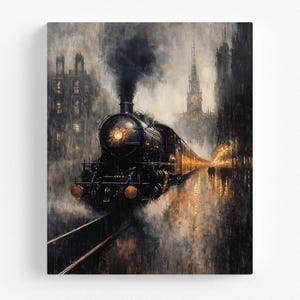 Könnte beinhalten: Ein dunkles, atmosphärisches Ölgemälde einer schwarzen Dampflokomotive, die nachts durch eine Stadt fährt. Der Zug stößt dichten Rauch aus, sein Scheinwerfer leuchtet hellgelb, und die Szene zeigt hohe Gebäude, einen Kirchturm und nasse Straßen.