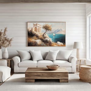 Puede incluir: Una pintura de paisaje enmarcada representa una ruina cl&aacute;sica en un acantilado con vistas a un mar turquesa con un velero. La obra de arte cuelga sobre un sof&aacute; blanco con cojines a juego. Una mesa de centro de madera y una cesta de mimbre completan la decoraci&oacute;n.
