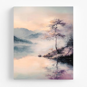 Könnte beinhalten: Ein Landschaftsgemälde auf Leinwand, das einen einzelnen Baum an einem nebligen Ufer bei Sonnenaufgang zeigt. Die Szene besticht durch sanfte Pastelltöne in Pfirsich, Lavendel und gedämpftem Blau, mit Bergen, die sich im ruhigen Wasser spiegeln.