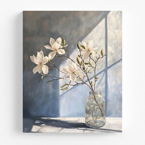 Könnte beinhalten: Gemälde mit weißen Magnolienblüten in einem durchsichtigen Glas. Die Zweige sind vor einem blau-grauen Hintergrund angeordnet, mit Sonnenlicht, das durch ein Fenster scheint. Das Kunstwerk ist ein Stillleben.