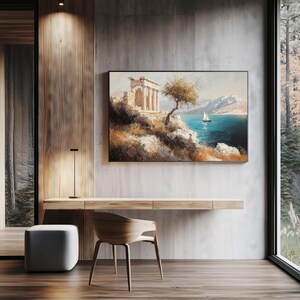 Puede incluir: Una pintura de paisaje enmarcada representa una ruina cl&aacute;sica en un acantilado con vistas a un mar azul con un velero. La obra de arte presenta un &aacute;rbol y monta&ntilde;as en el fondo. La habitaci&oacute;n incluye un escritorio de madera, una silla y una l&aacute;mpara peque&ntilde;a.