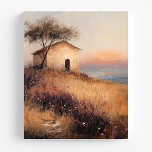 Könnte beinhalten: Ein Ölgemälde auf Leinwand, das ein kleines Steinhäuschen auf einem grasbewachsenen Hügel mit einem einzelnen Baum zeigt. Die Landschaft umfasst goldene Felder, violette Wildblumen und einen sanften Sonnenuntergang mit einer Mondsichel.