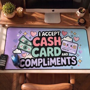 Puede incluir: Alfombrilla de escritorio rectangular con un fondo degradado morado y azul. La alfombrilla presenta el texto "I ACCEPT CASH CARD AND COMPLIMENTS" con ilustraciones de efectivo, una tarjeta de crédito, corazones y estrellas. Se ven un teléfono y un ratón.
