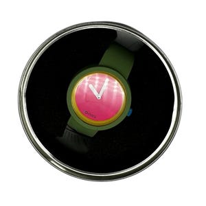 Pu&ograve; includere: Un orologio da polso verde con un quadrante rosa e un bordo dorato. L'orologio ha un quadrante bianco con lancette nere e la parola "o'clock" stampata sul quadrante.