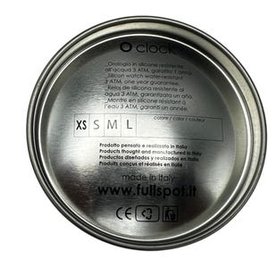 Pu&ograve; includere: Una custodia per orologio in metallo argentato con il nome del marchio "O clock" e il testo "Orologio in silicone resistente all'acqua 3 ATM, garatita 1 anno" stampato su di essa. La custodia include anche il testo "Prodotto pensato e realizzato in Italia" e "made in Italy".