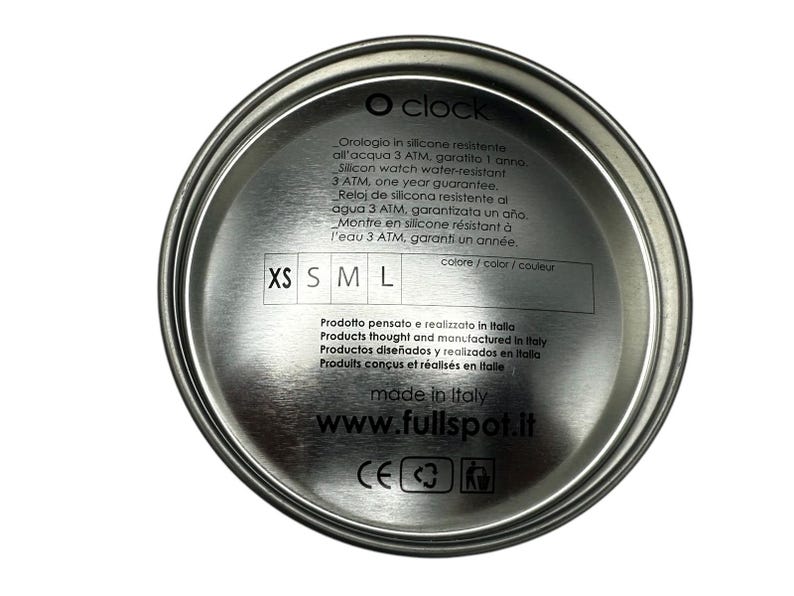 Pu&ograve; includere: Una custodia per orologio in metallo argentato con il nome del marchio "O clock" e il testo "Orologio in silicone resistente all'acqua 3 ATM, garatita 1 anno" stampato su di essa. La custodia include anche il testo "Prodotto pensato e realizzato in Italia" e "made in Italy".