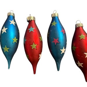 Puede incluir: Una tabla de cortar de madera hecha a mano con veta natural. La tabla tiene un canal para jugos y un asa. Dimensiones: aproximadamente 45 cm de largo, 30 cm de ancho y 2,5 cm de grosor.