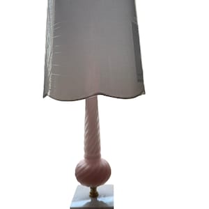Jedna różowa lampa buduarowa z satynowego szkła z lat 50. XX wieku, stoliki boczne ze szkła Twist z marmurową podstawą, vintage, w tym nowy lniany abażur z falbanką