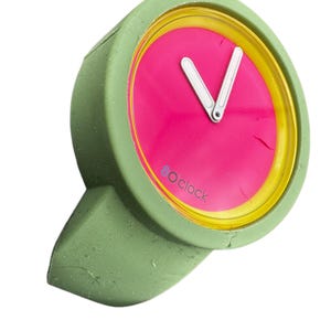 Pu&ograve; includere: Un orologio da polso in silicone verde con un quadrante rosa acceso e dettagli gialli. Il quadrante dell'orologio ha lancette bianche e il testo "8 o'clock" stampato in basso.