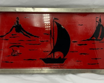 Bandeja de pintura inversa de metal y vidrio rojo negro de la década de 1930 Técnica Eglomise Barcos asiáticos antiguos