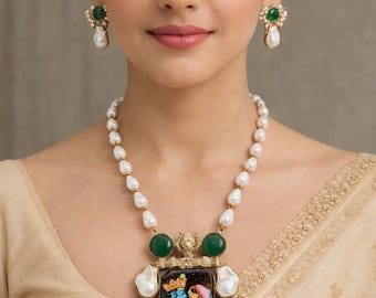 Puede incluir: Un collar de perlas y un juego de pendientes a juego. El collar presenta un colgante con una pintura colorida de dos figuras, piedras preciosas verdes y un marco dorado. Los pendientes tienen un diseño similar con piedras verdes y perlas.