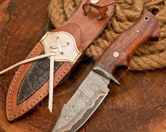 Cuchillo de caza de Damasco personalizado y hecho a mano, hoja de cobre San Mai, funda de cuero.
