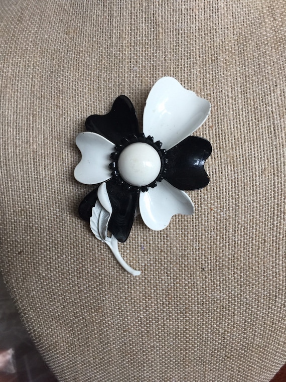 Black & White Vintage Enameled Floral Pin