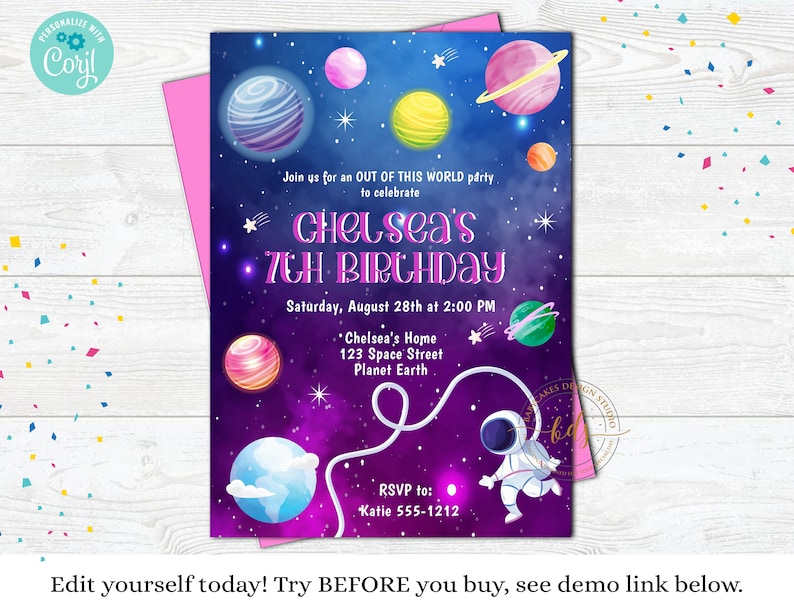 Pu&ograve; includere: Un invito di compleanno a tema spaziale di colore viola e blu con un astronauta dei cartoni animati che tiene uno spago attaccato a un pianeta. L'invito dice "Chelsea's 7th Birthday" e include la data, l'ora e il luogo della festa. Sono incluse anche le informazioni RSVP.