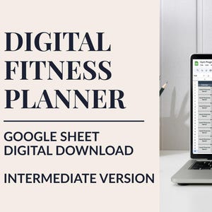 Könnte beinhalten: Ein Laptop zeigt eine digitale Fitnessplaner-Tabelle. Der Bildschirm zeigt eine Trainingsvorlage mit Spalten für Tage und Übungen. Auf der linken Seite steht "DIGITAL FITNESS PLANNER" und "GOOGLE SHEET DIGITAL DOWNLOAD INTERMEDIATE VERSION."