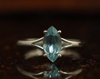 Mini anillo de plata de ley con topacio azul: joyería de piedras preciosas hecha a mano