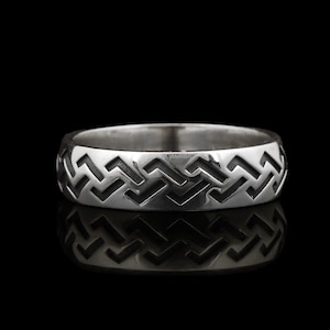 Anillo de plata en zigzag para hombre: alianza moderna con diseño de chevron de 6 mm