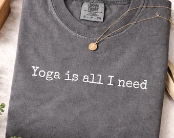 Comfort Colors® ヨガだけが必要なシャツ、ヨガ愛好家シャツ、ヨガクラスシャツ、ヨガ教師ギフト、瞑想シャツ、ヨガギフト