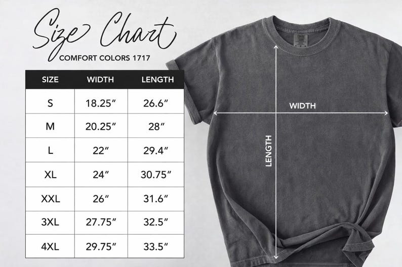以下が含まれることがあります： グレーのComfort Colors 1717 Tシャツとサイズチャート。 Sから4XLまでのサイズの測定値を示し、幅は46.36cmから75.57cm、長さは67.56cmから85.09cmです。